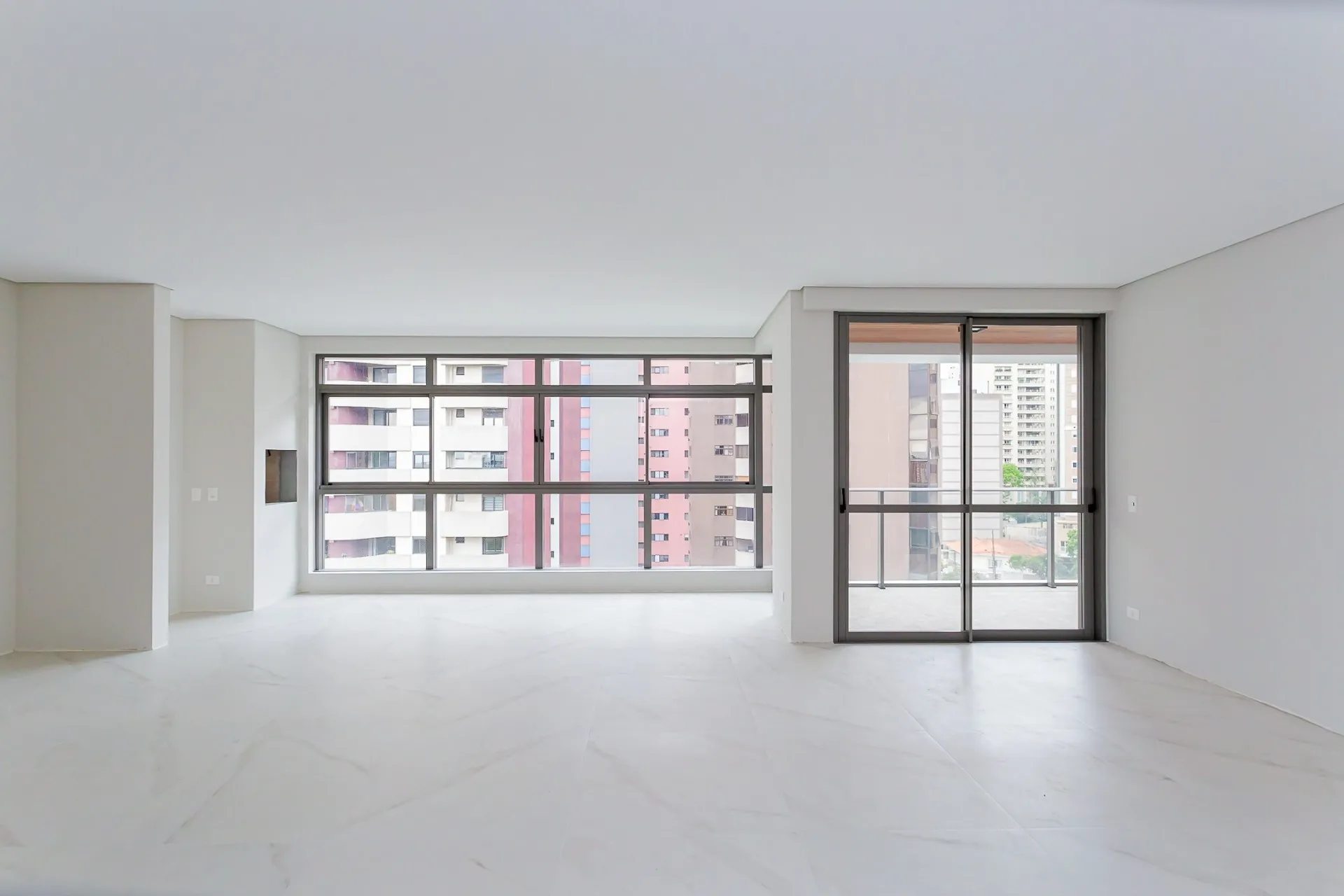 Apartamento de 3 Suítes  à Venda no Edifício Mirage Silva Jardim | Batel Curitiba — foto 2