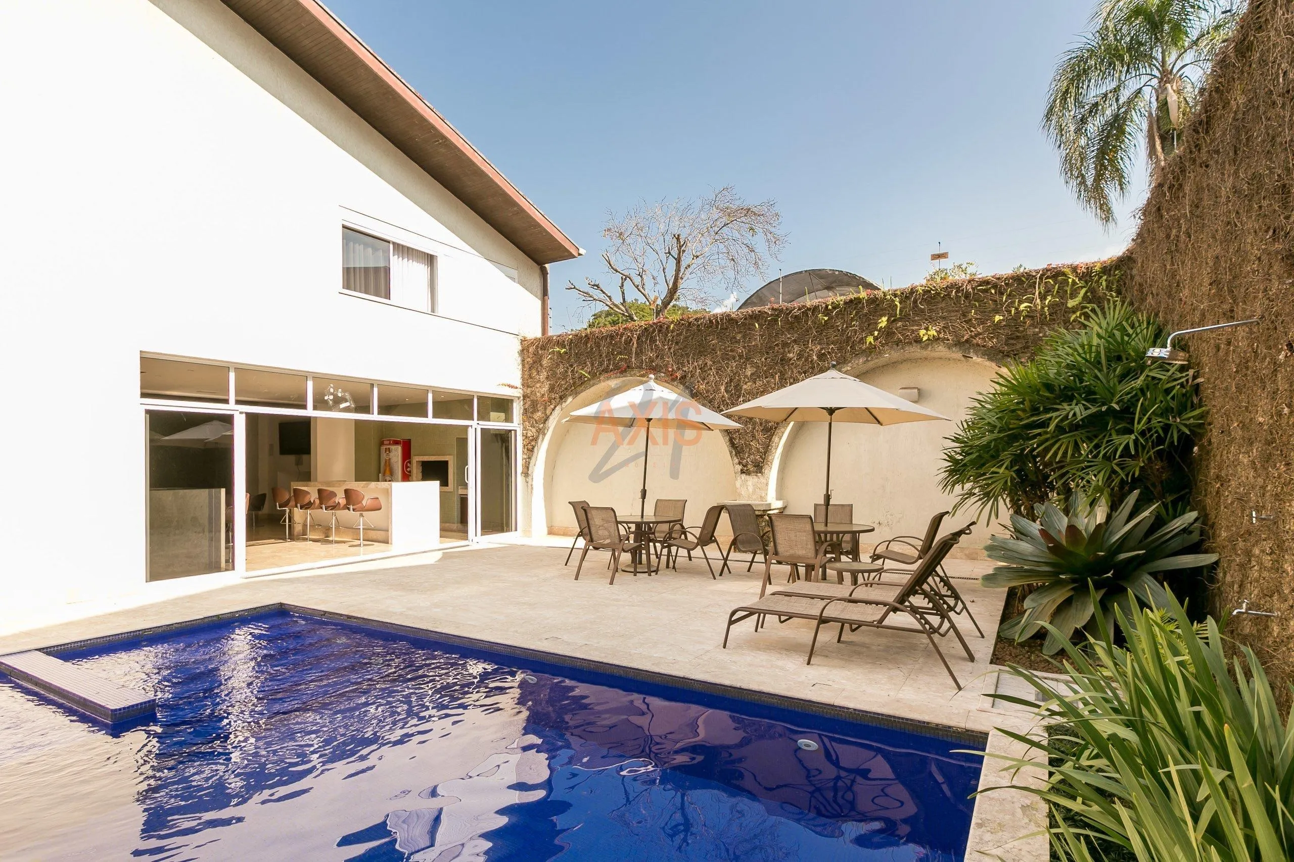 Casa de 4 Suítes à Venda na Rua Nestor Victor | Água Verde Curitiba — foto 1