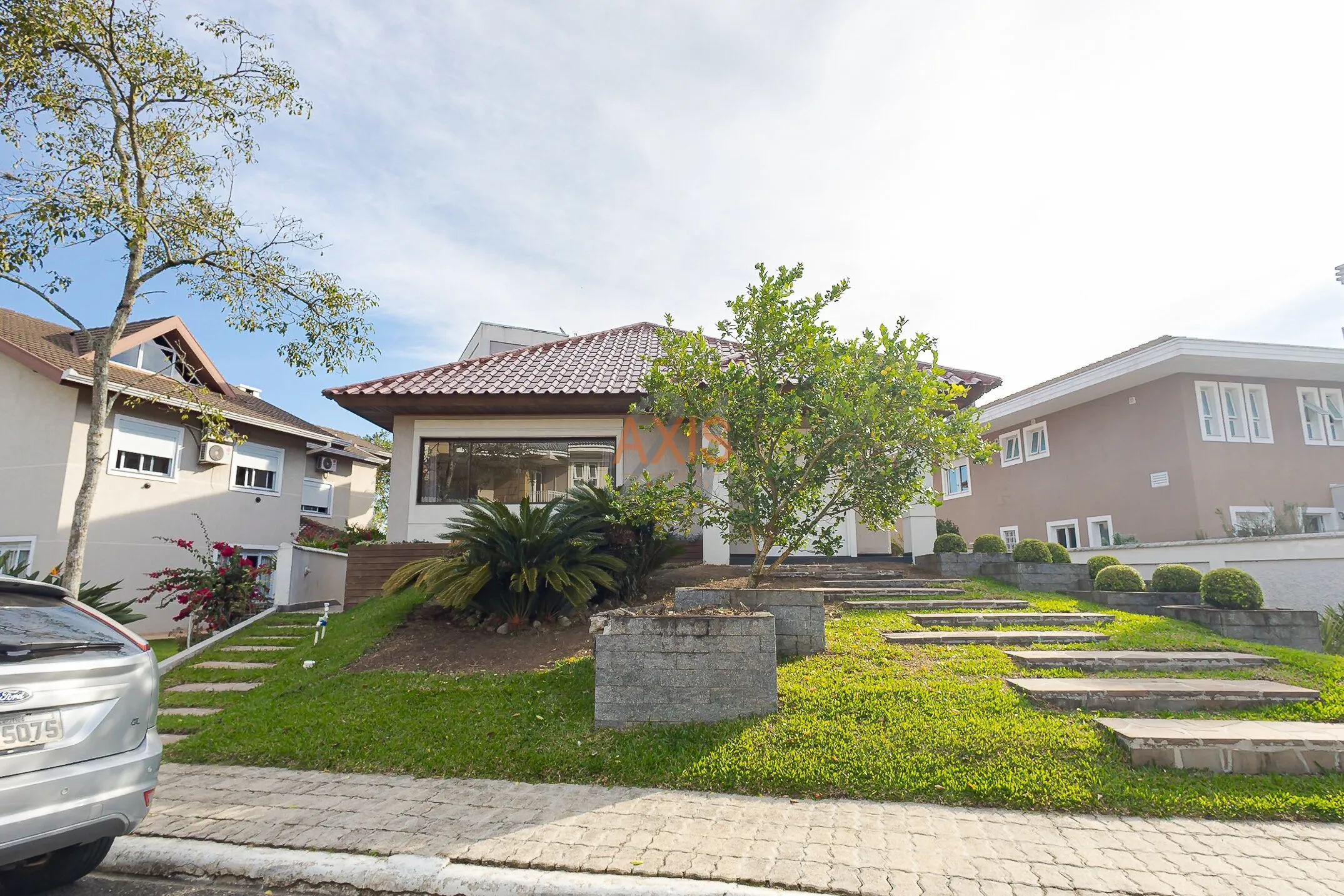 Casa de 5 Suítes à Venda no Condomínio Tirol das Torres |  Uberaba Curitiba — foto 1