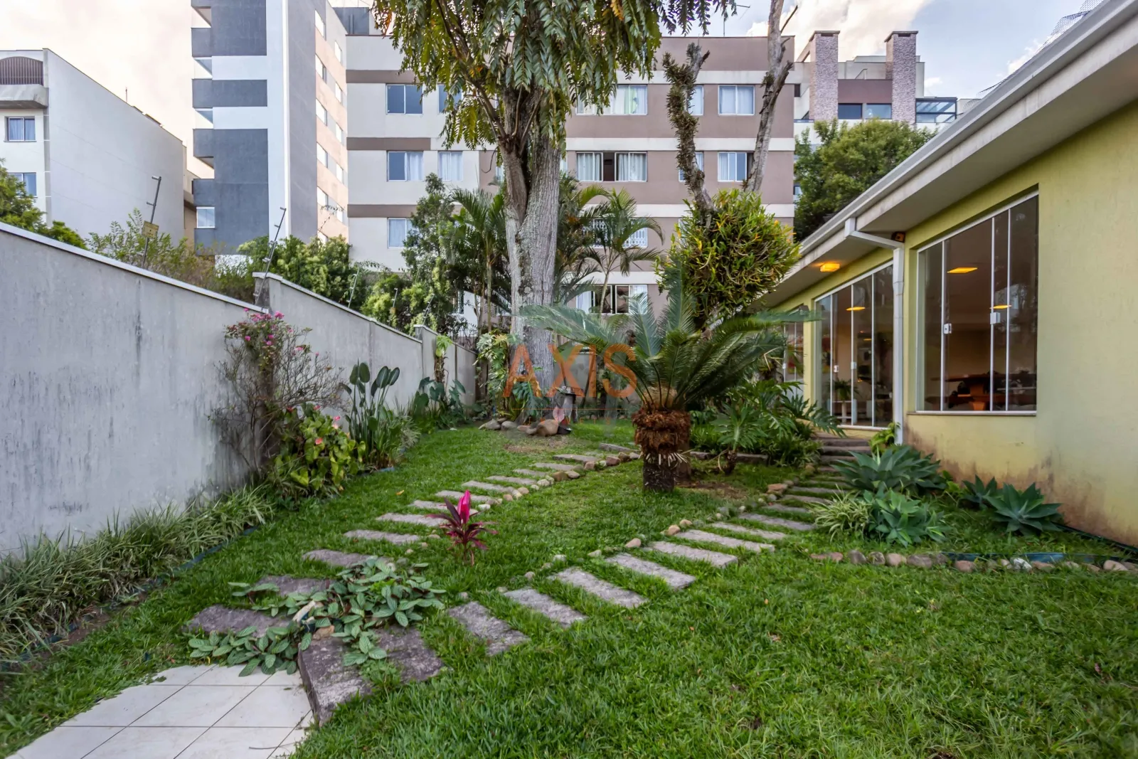 Casa de 4 Suítes à Venda na Rua Professor Assis Gonçalves | Água Verde Curitiba — foto 2