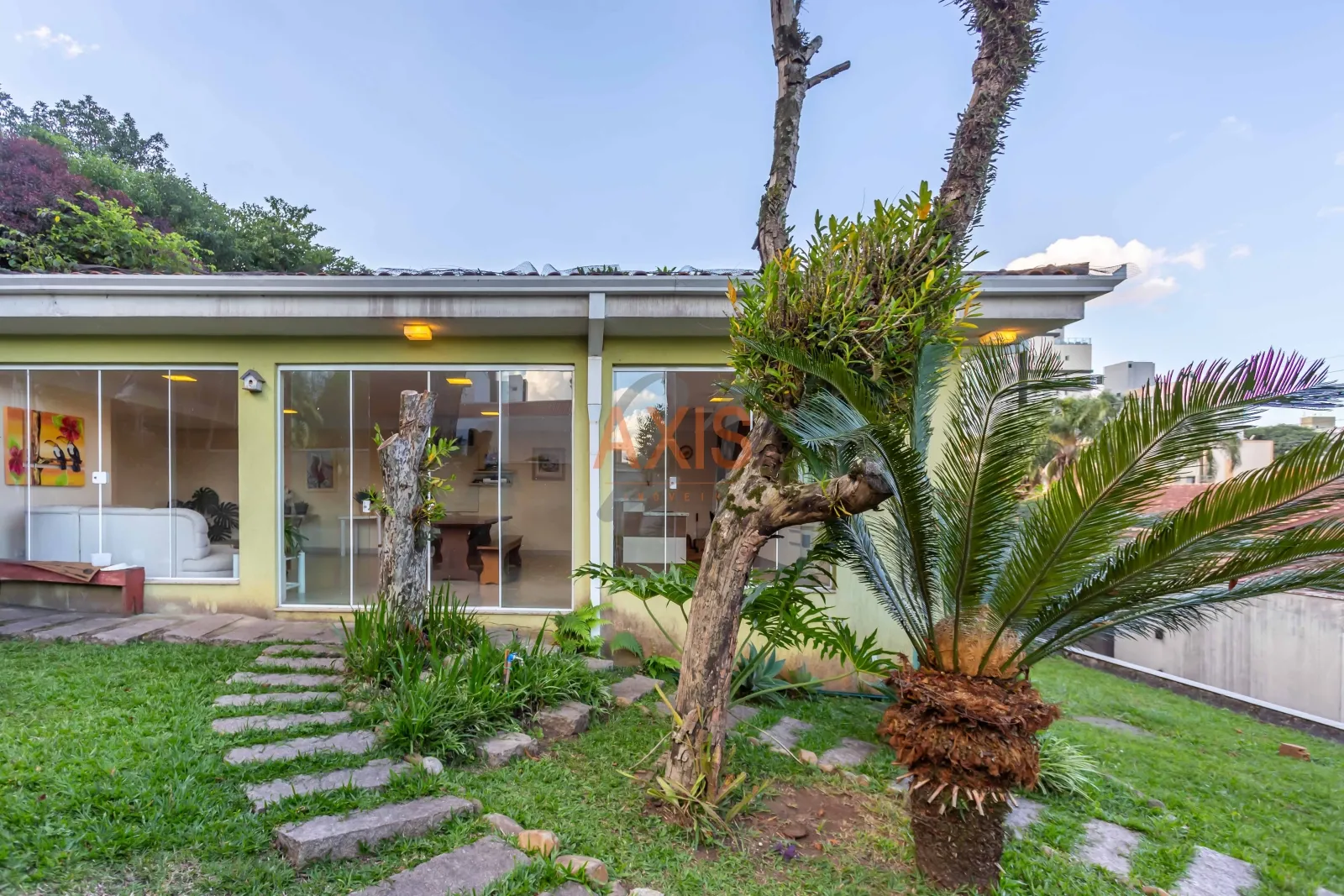 Casa de 4 Suítes à Venda na Rua Professor Assis Gonçalves | Água Verde Curitiba — foto 1