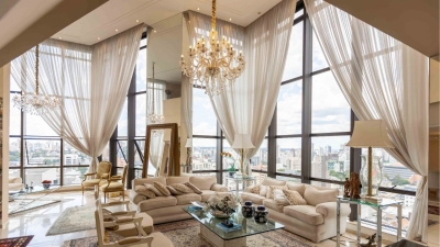 Andar alto, vista livre e pé direito elevado: morar com luxo em Curitiba